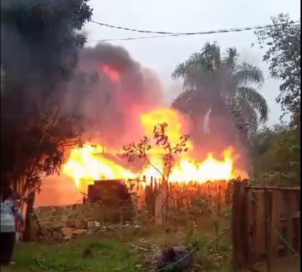 TARDE DO DOMINGO> Incêndio Destrói Residência em Vila Esperança em Cruz Alta