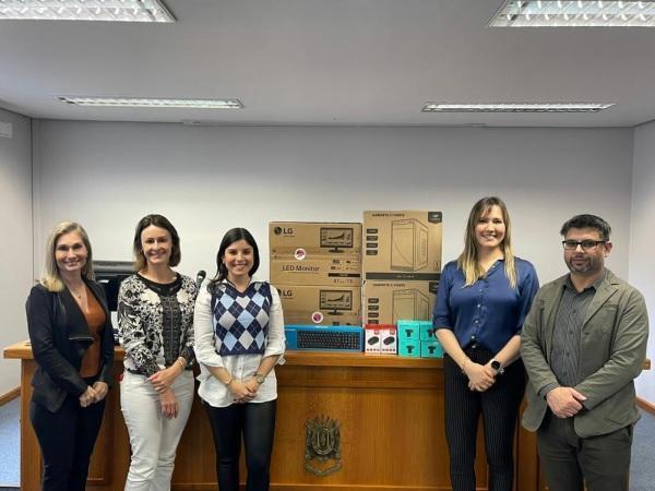 Polícia Civil de Cruz Alta recebe equipamentos de informática do MPRS