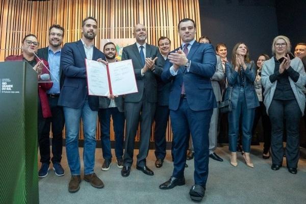 Contrato de venda da Corsan para a Aegea é assinado pelo governo do Estado