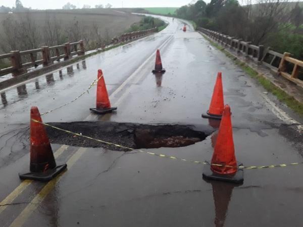 Ponte da ERS 377 está em meia pista na saída de Cruz Alta