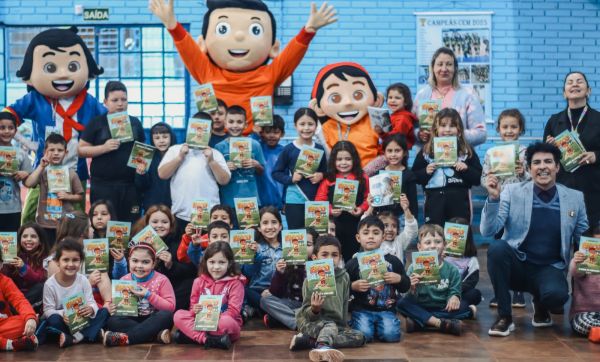 Turminha do Erico leva história e alegria às escolas de Cruz Alta