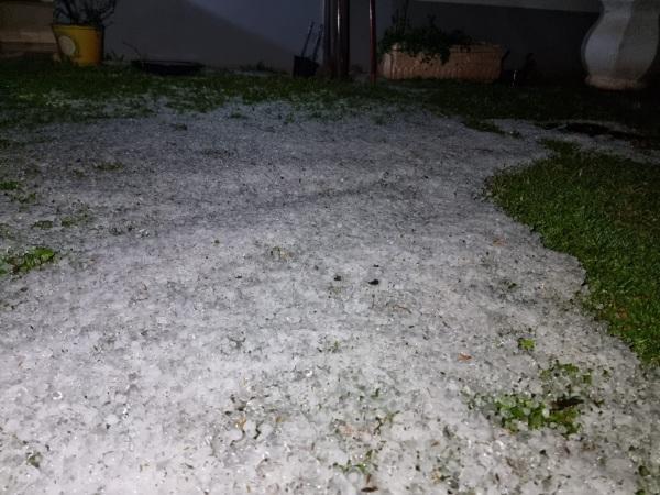 Temporais de chuva forte e granizo causam estragos na região.