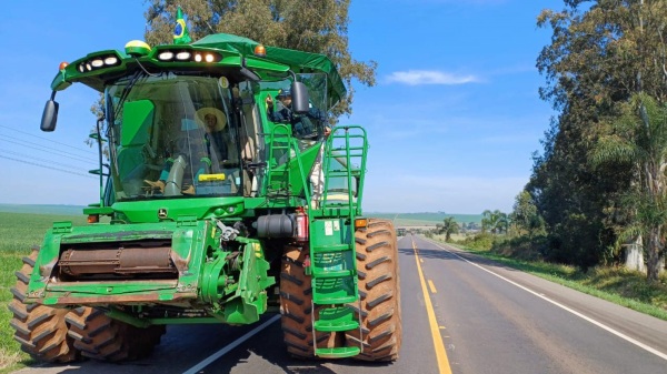 BR-158> Colheitaderas são detidas e escoltadas na BR-158 em Cruz Alta