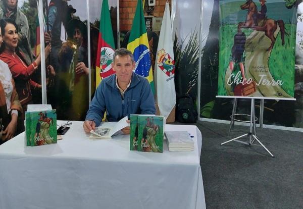Livro Chico Terra, do autor José Roberto de Oliveira, foi lançado na Fenatrigo