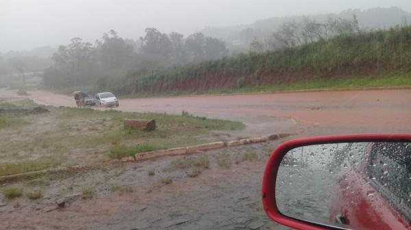 Ruas alagadas e aulas canceladas em uma escola de Cruz Alta após a chuva