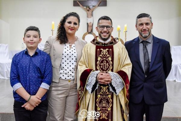 Padre Daniel das Chagas é ordenado em celebração, em Boa Vista do Incra