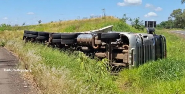 PANAMBI> Carreta tomba na alça da BR-285 para a BR-158