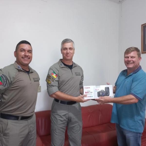 Brigada Militar de Cruz Alta recebeu doação de câmera fotográfica 