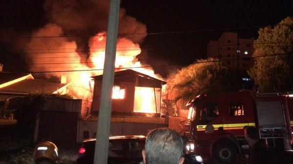 Incêndio destrói residência em Cruz Alta na noite do sábado