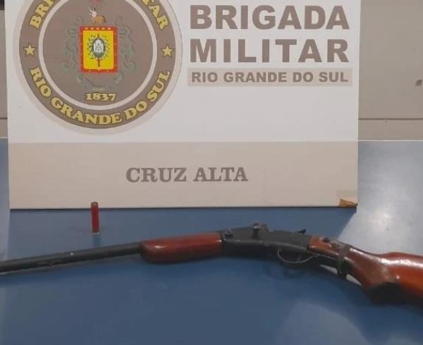 Homem é preso por porte/posse de arma longa no bairro Brum 1 em Cruz Alta