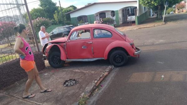 TRÂNSITO: Condutor colide com muro na Rua Dr. Cândido Machado em Cruz Alta