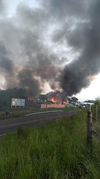 Incêndio de grandes proporções atinge ferro velho em Cruz Alta