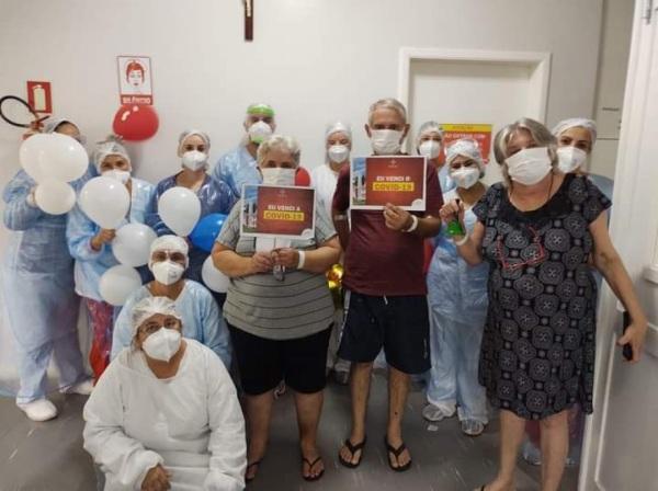 Quatro pacientes recuperados da Covid-19 recebem alta hospitalar no HSVP