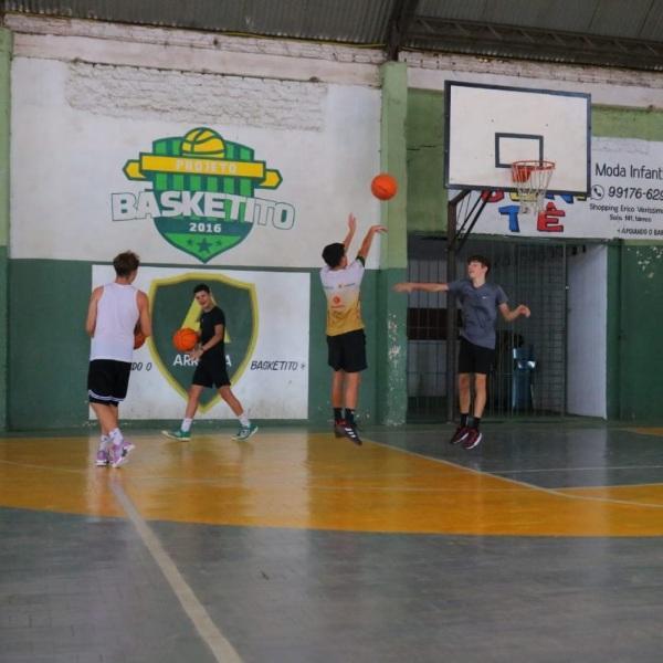 BASKETITO: Projeto que oferece basquete para crianças e adolescentes da cidade