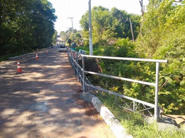 Guarda-corpo é colocado na ponte da Edwina Rosa