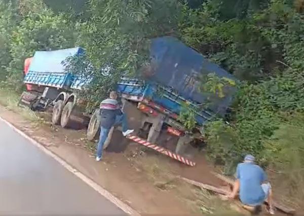 ERS-342 : Carreta sai da pista e acidente resulta em danos materiais 