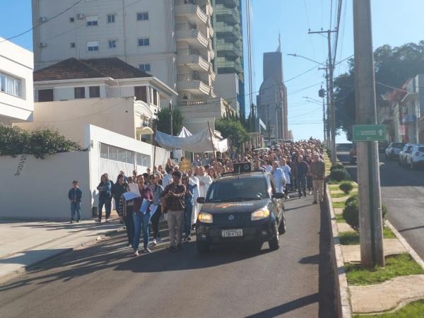 Católicos Cruz-Altenses celebraram o dia de Corpus Christi com procissão