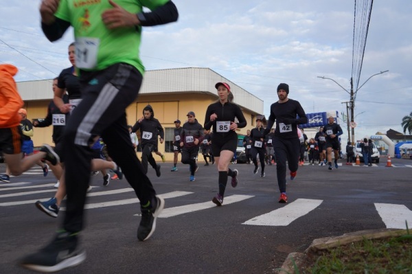 MESMO COM FRIO> 1ª Corrida Cooperar foi realizada no sábado em Cruz Alta