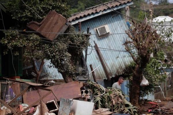 Sobe para 41 o número de mortes após enchentes no RS