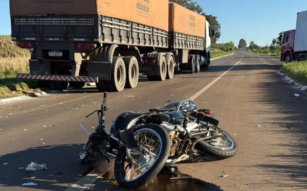 Motociclista fica gravemente ferido após colisão com carreta na BR-158