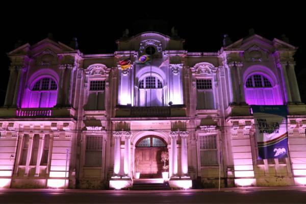 Palácio da Intendência recebe iluminação para marcar o Outubro Rosa