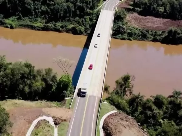ATO DE CORAGEM>Brigadiano salva mulher em ponte sobre o rio da Várzea