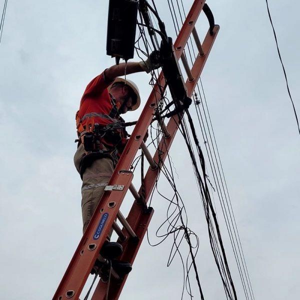 Mutirão organiza fios excedentes nos postes de ruas de Cruz Alta