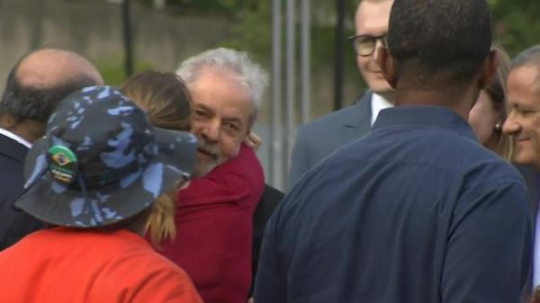 Lula deixa a prisão em Curitiba após decisão do STF