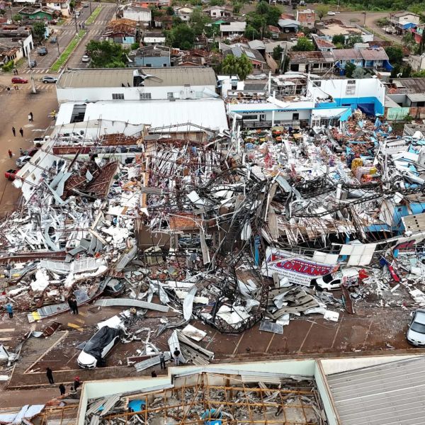 5 MORTES, 430 FERIDOS, DESTRUIÇÃO> O Tornado que arrasou uma cidade do Paraná