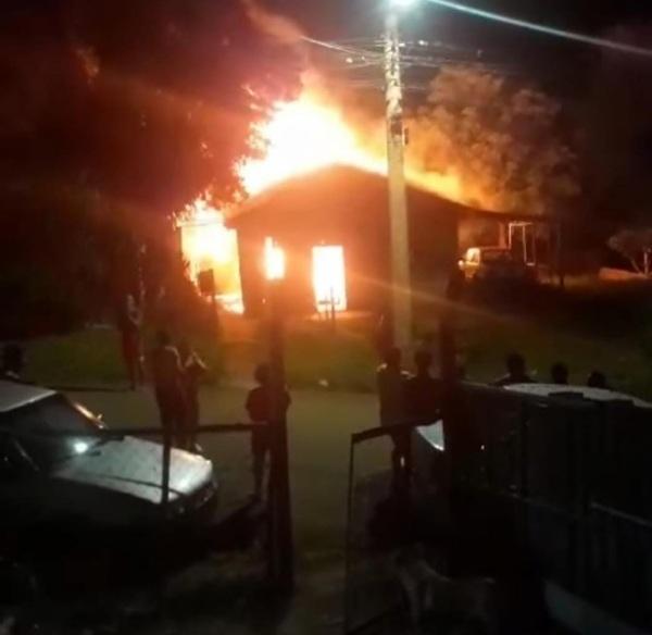 Incêndio destrói residência no bairro São José na madrugada desta quarta-feira