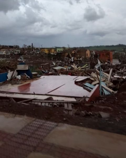 05 MORTOS, 130 FERIDOS> Tornado destrói Rio Bonito do Iguaçu no Paraná