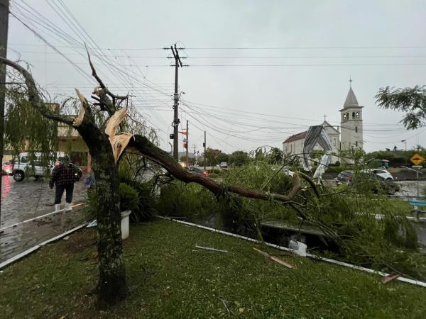 ANTES DO CICLONE>Forte Vendaval causa estragos no interior de Flores da Cunha