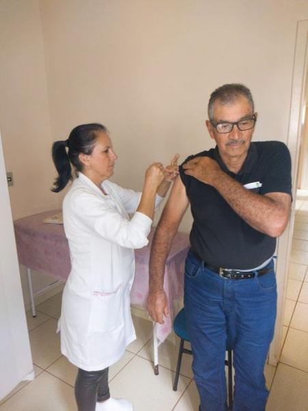 Segunda dose de reforço da vacina bivalente é recomendada para idosos e imunoc