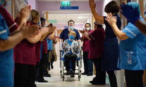 Com idosa de 90 anos, Reino Unido inicia vacinação contra a Covid-19