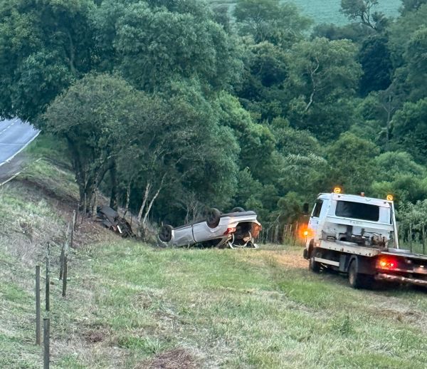 Estouro de pneu após manobra evasiva causa capotamento na RSC-377