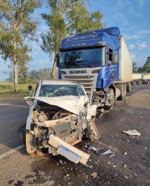 BR-158 em Júlio de Castilhos: Colisão entre carro e carreta na manhã da sexta