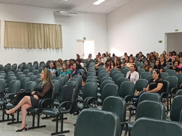 Auxiliares de Ensino participam de formação de capacitação