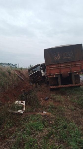 Carreta sai da pista na BR-158 entre Júlio de Castilhos e Tupanciretã