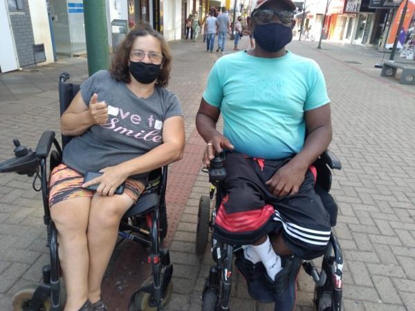 Devido a falta de uma sede, integrantes da ADECA realizam reunião no calçadão 