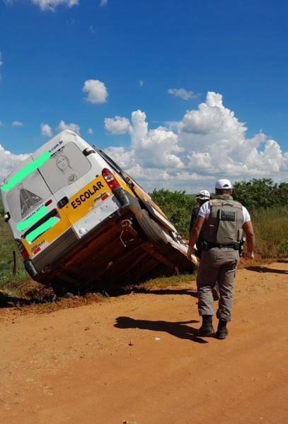 Van escolar tomba na estrada Santa Bárbara do Sul na tarde desta quinta-feira