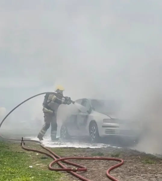 Carro em chamas causa explosão durante atendimento dos Bombeiros em Cruz Alta