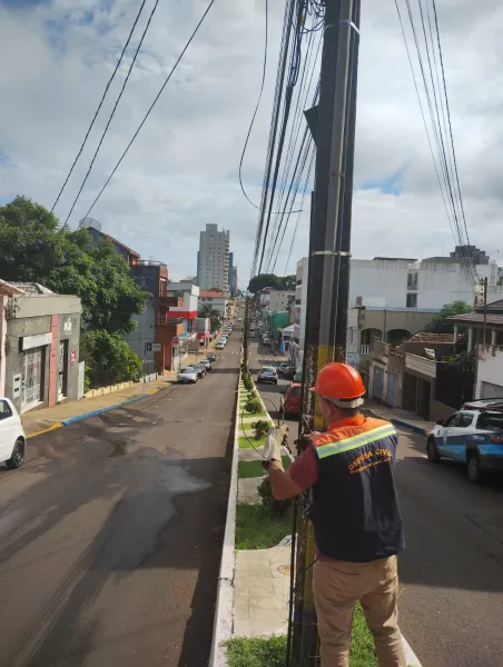 Após acidentes com motos, força-tarefa retira fios soltos na Venâncio Aires
