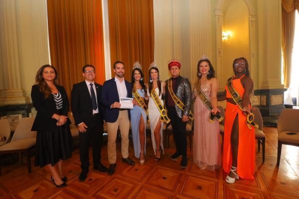 Governador Eduardo Leite recebe convite para o Carnaval de Cruz Alta