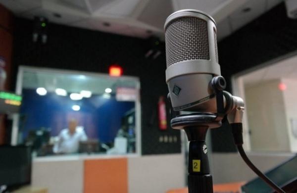 Rádio FM/AM segue dominando entre as plataformas de áudio que possuem anúncios