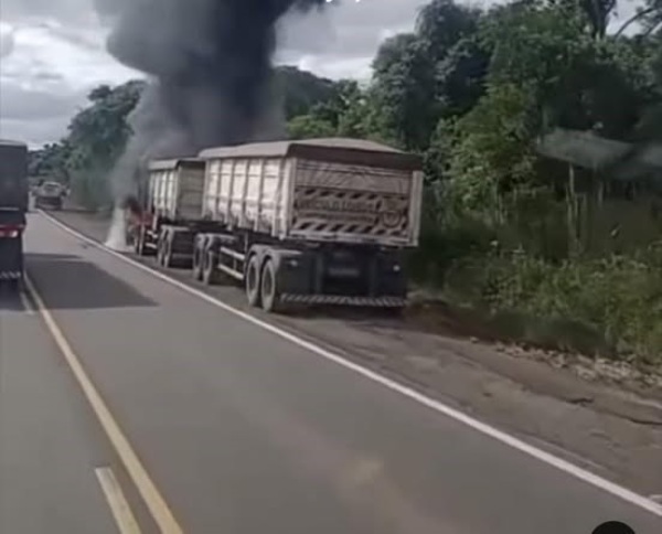 Incêndio em carreta é controlado pelos bombeiros na BR-158 em Pejuçara