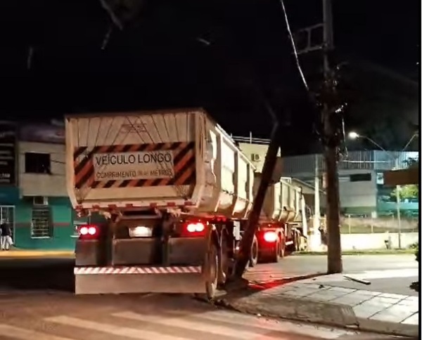 Semáforo da lomba está fora de operação após acidente com carreta em Cruz Alta