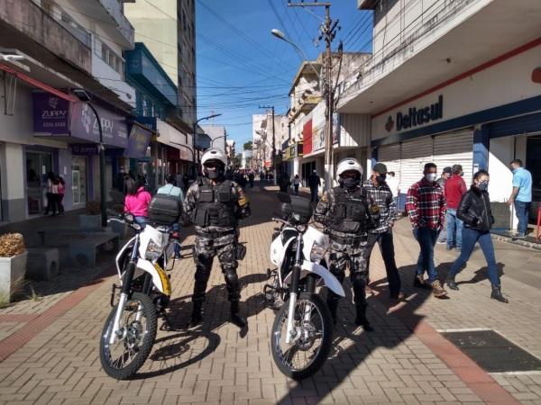 Grande movimento no centro de Cruz Alta na véspera do dia das mães