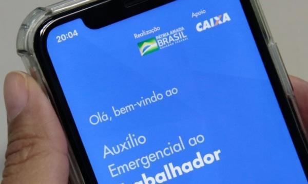 Paulo Guedes confirma prorrogação do auxílio emergencial em mais 2 parcelas