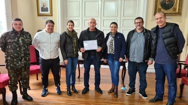 Atleta cruzaltense recebe homenagem do Poder Executivo