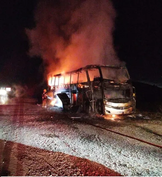 Ônibus interestadual é destruído por incêndio na BR-386 em Soledade